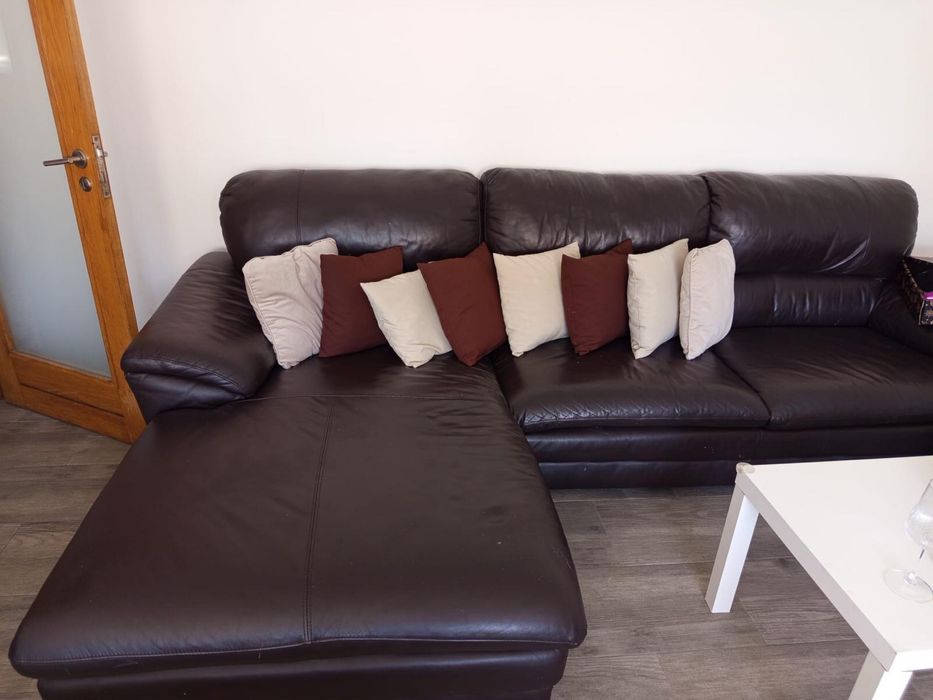 Sofá  4 lugares  pele  (castanho escuro)