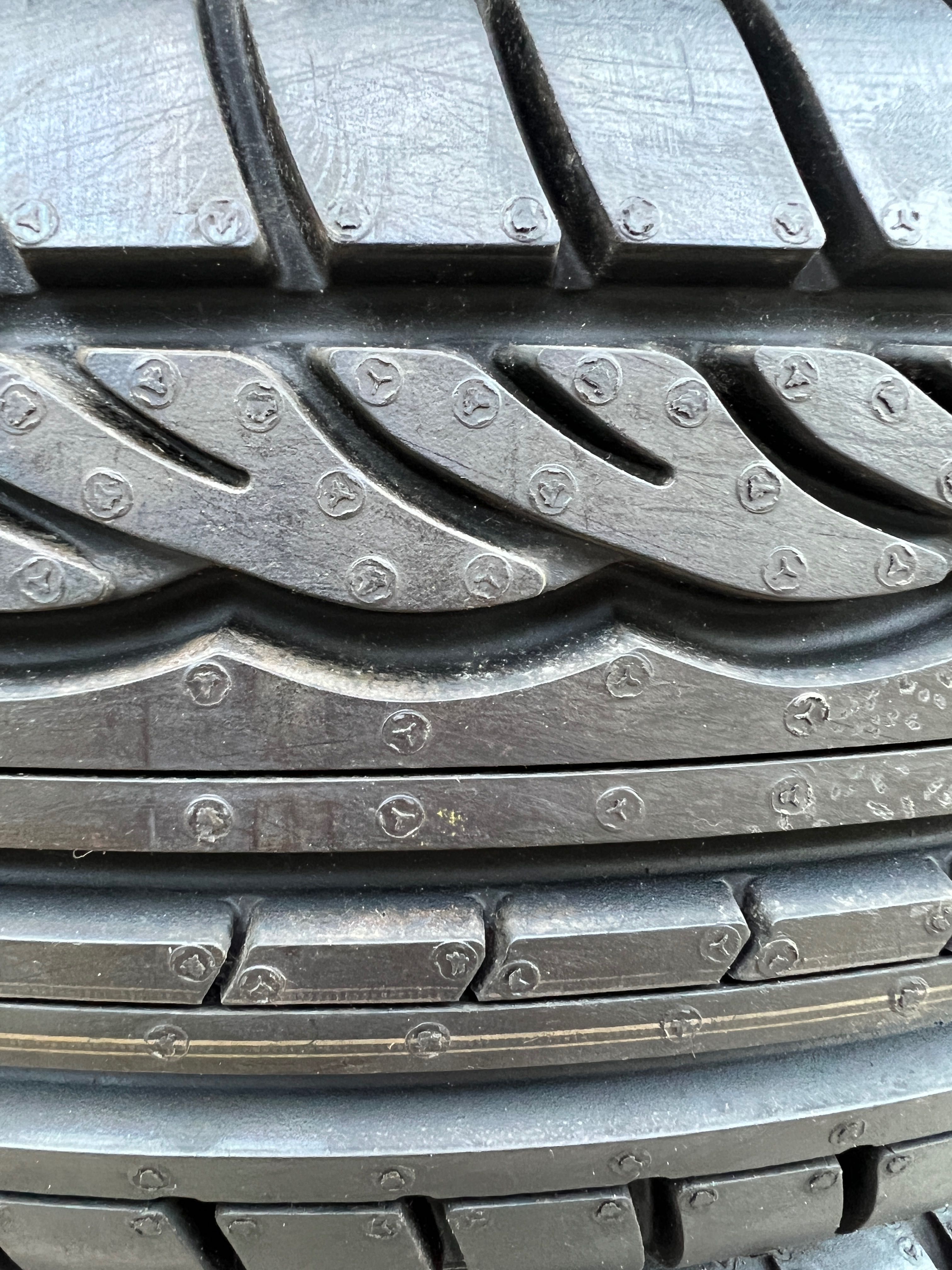 Komplet 4 szt. Opony Dunlop Sport 01, rozmiar 185/65R15 8 mm bieżnika