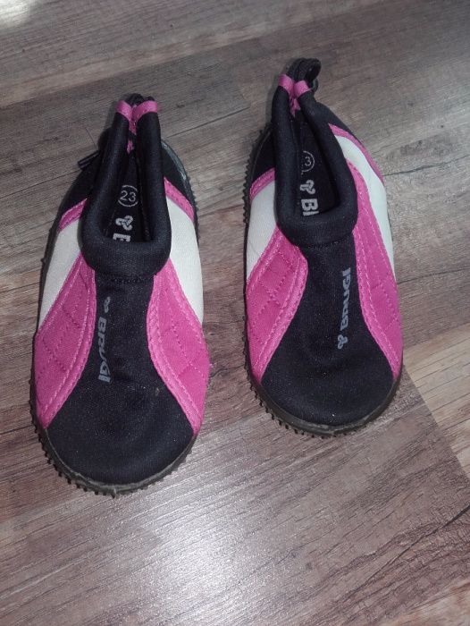 Buty na basen firmy Brugi rozmiar 23 wkładka około 15 cm