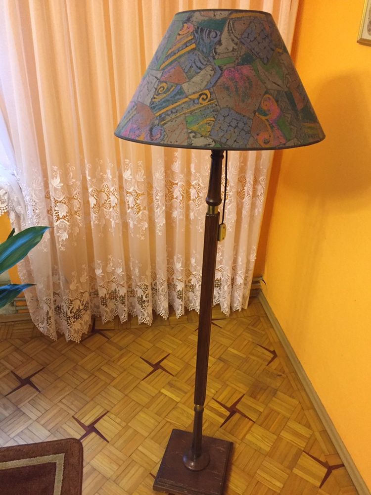Lampa podłogowa- drewniana