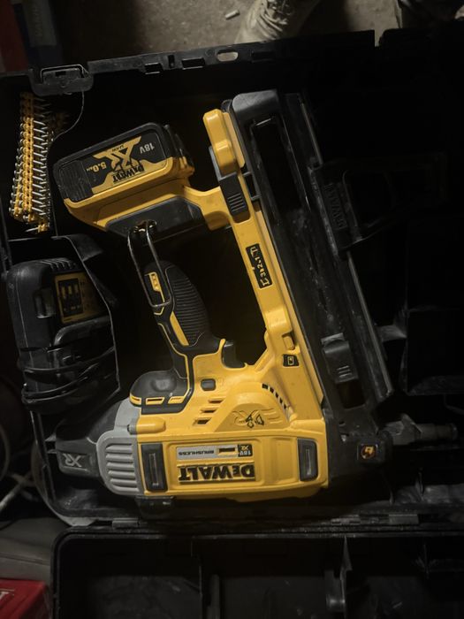 Gwozdziarka Dcn890p2