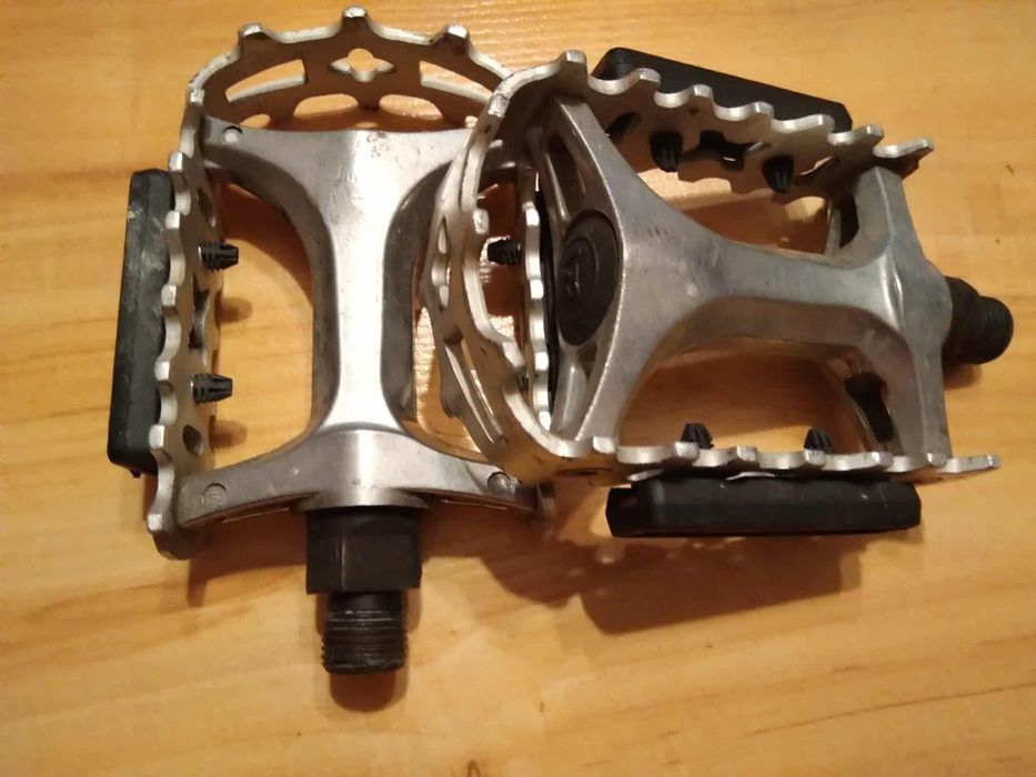 Metalowe pedały rowerowe.