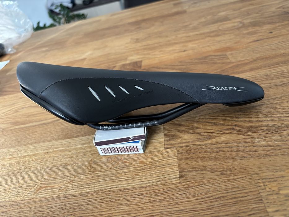 Markowe siodełko rowerowe NOWE Fizik Rodine 145x285 cm do MTB i eMTB