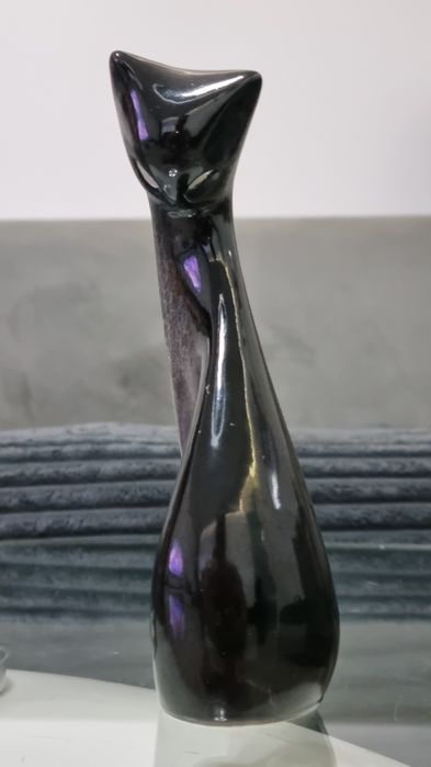 Sygnowana figurka „Siedzący kot” M. Naruszewicz Ćmielów 1956 r.