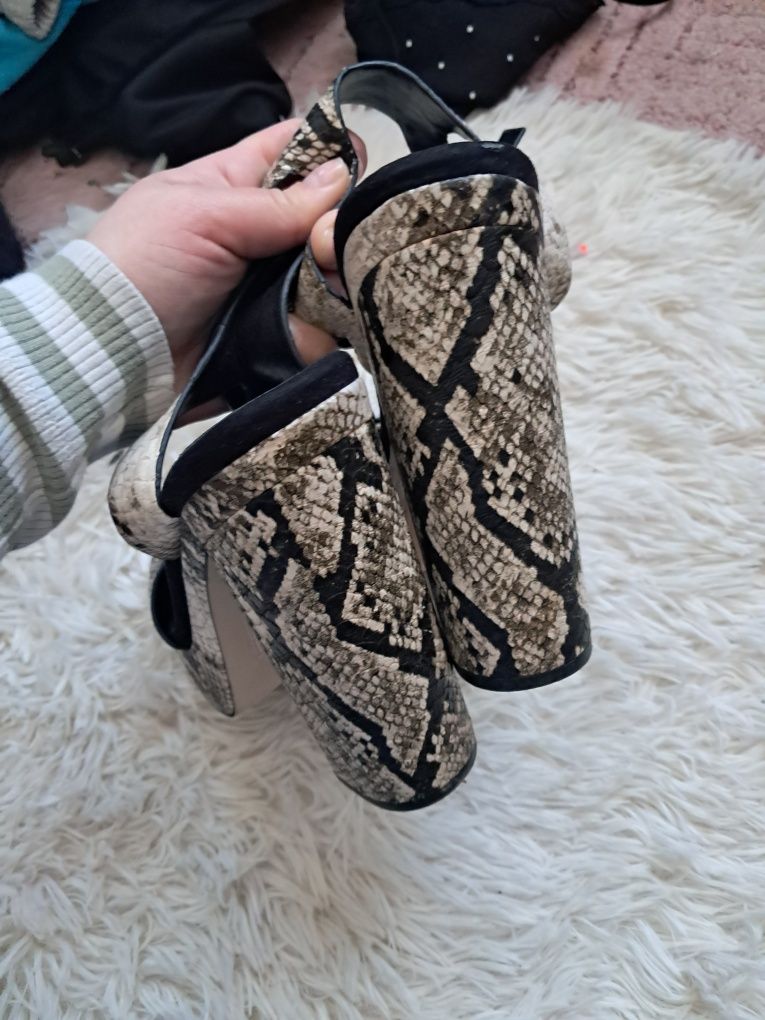 Buty na grubym obcasie office London wężowy wzór