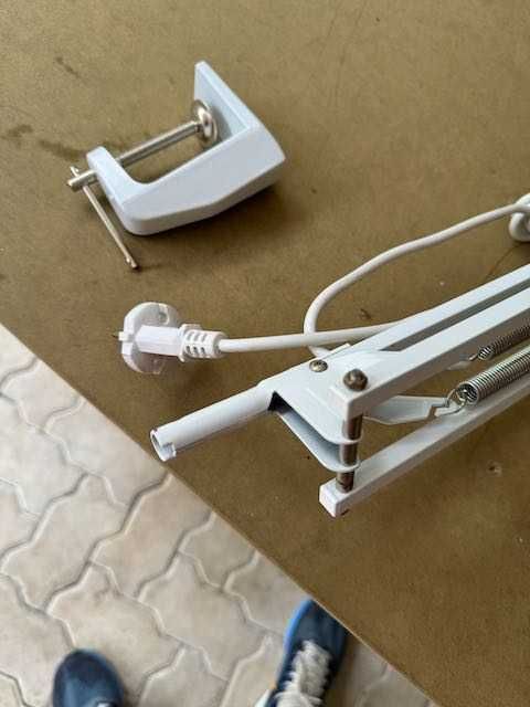 Candeeiro de Bancada com Lupa VTLAMP IMPECÁVEL 22W com Braço Regulável