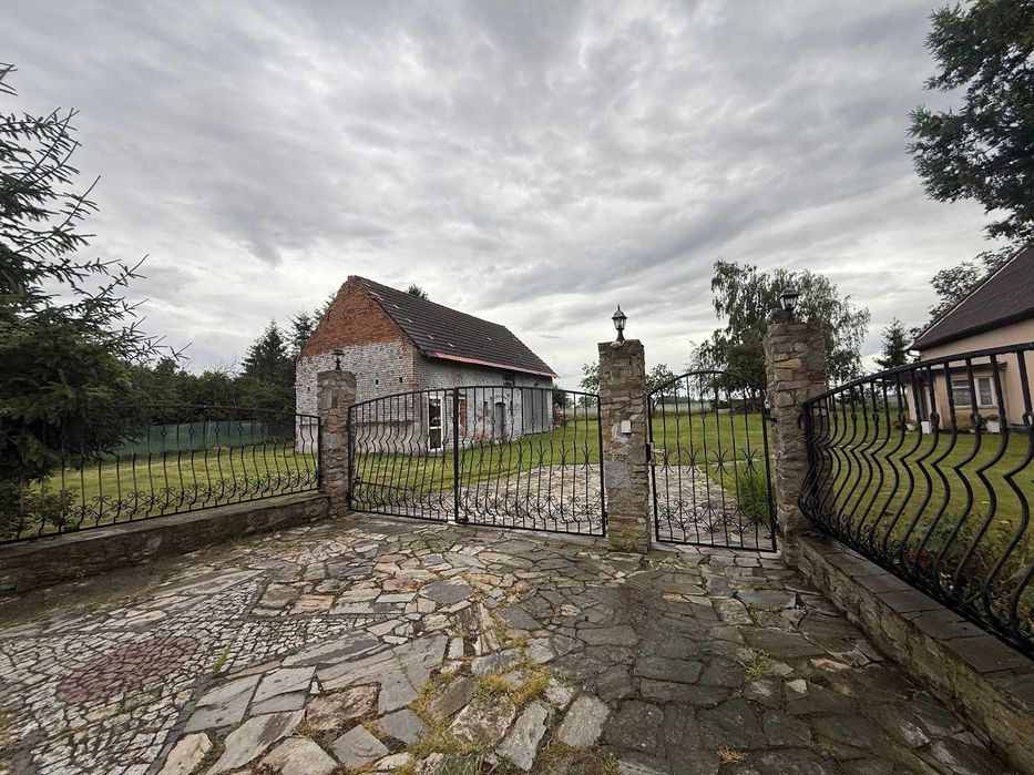 Syndyk sprzeda działkę, dom i zabudowania - wieś  Niedźwiedź