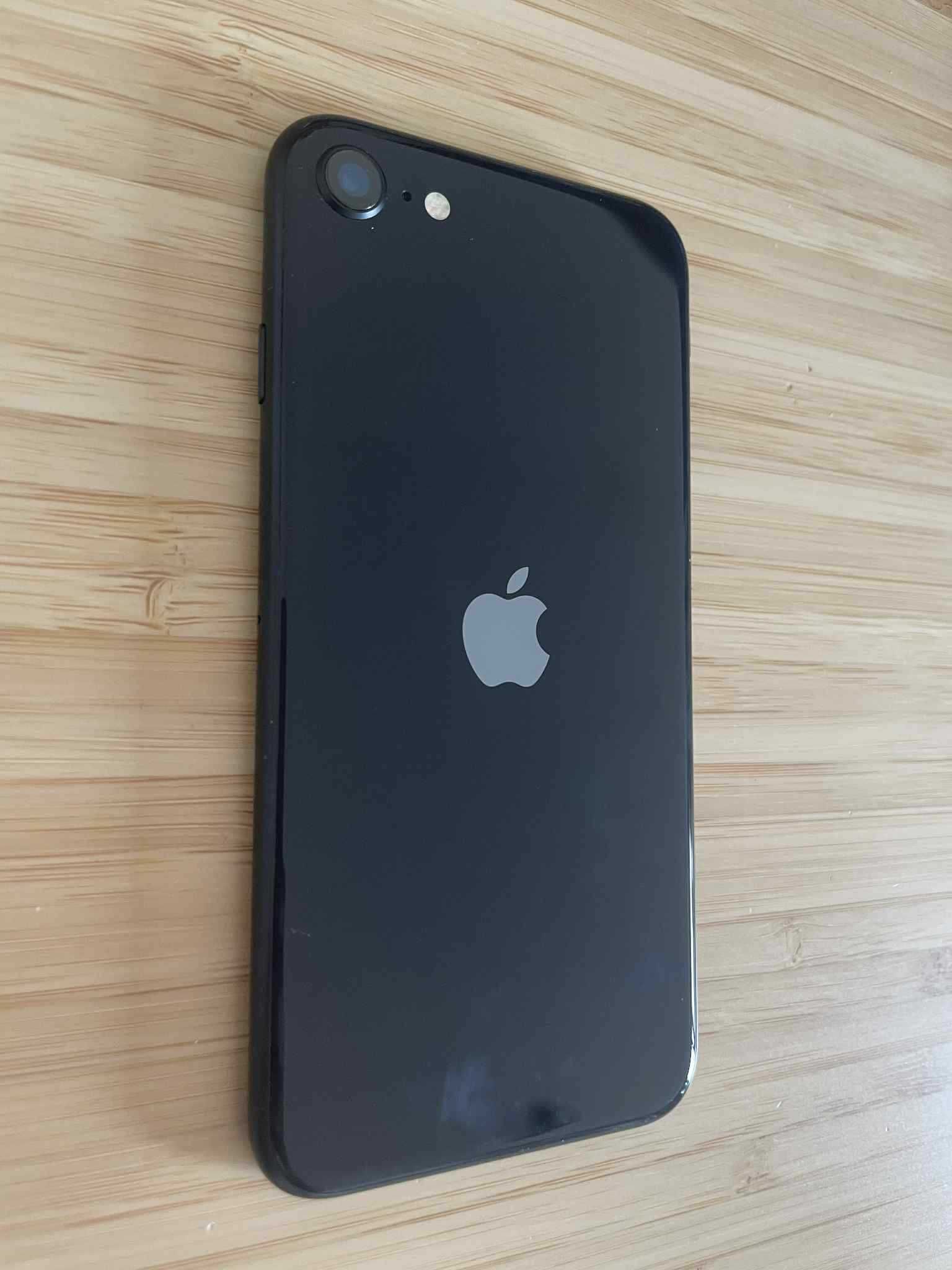 iPhone SE w idealnym stanie - 96% pojemoność baterii