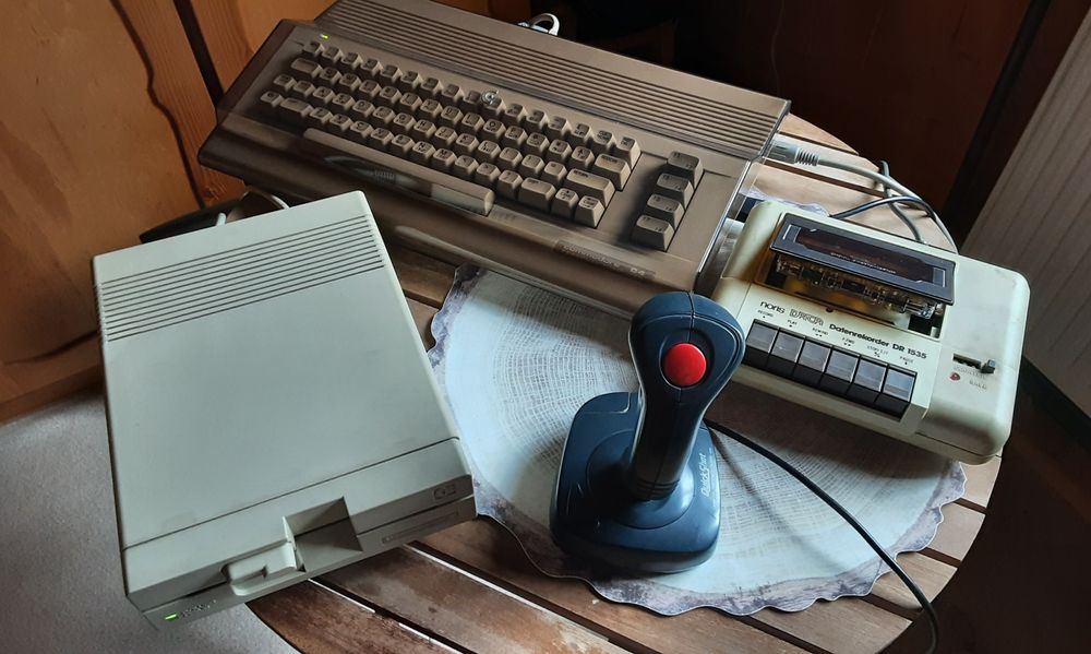 Komputer Commodore C64 z osprzętem i stacją dysków.