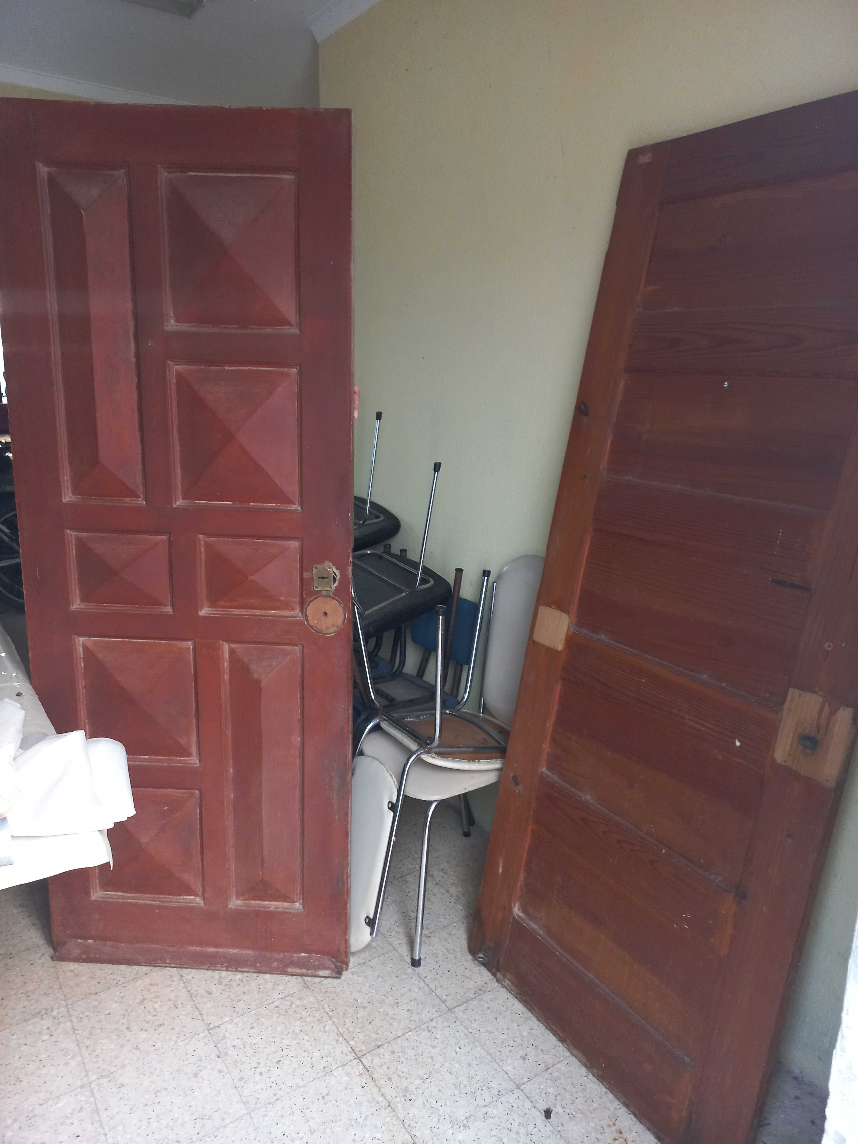Porta de rua em madeira maciça para restaurar