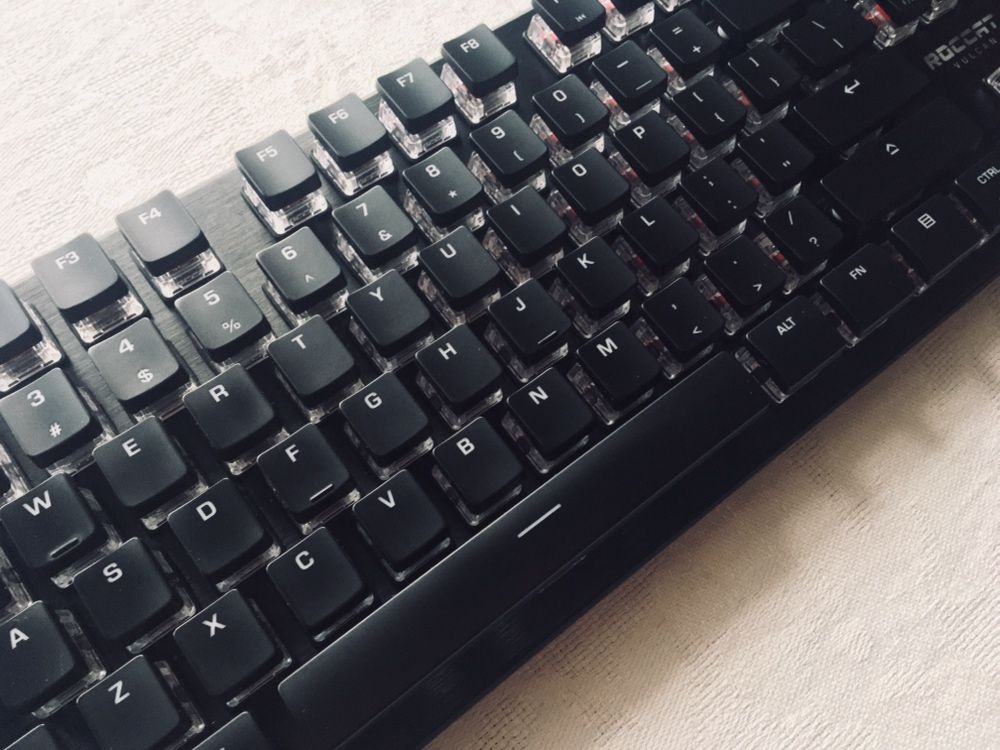 Roccat Vulcan TKL Pro - топовая механическая игровая клавиатура