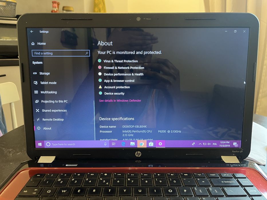 Czerwono-czarny laptop HP Pavilion G6 G z systemem Windows 10 Pro