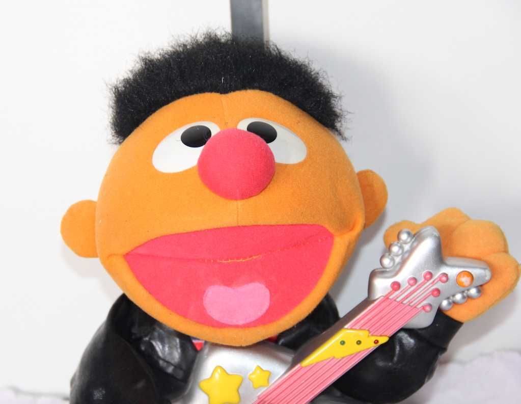tyco maskotka pluszak zabawka erni ulica sezamkowa gitara gra elmo