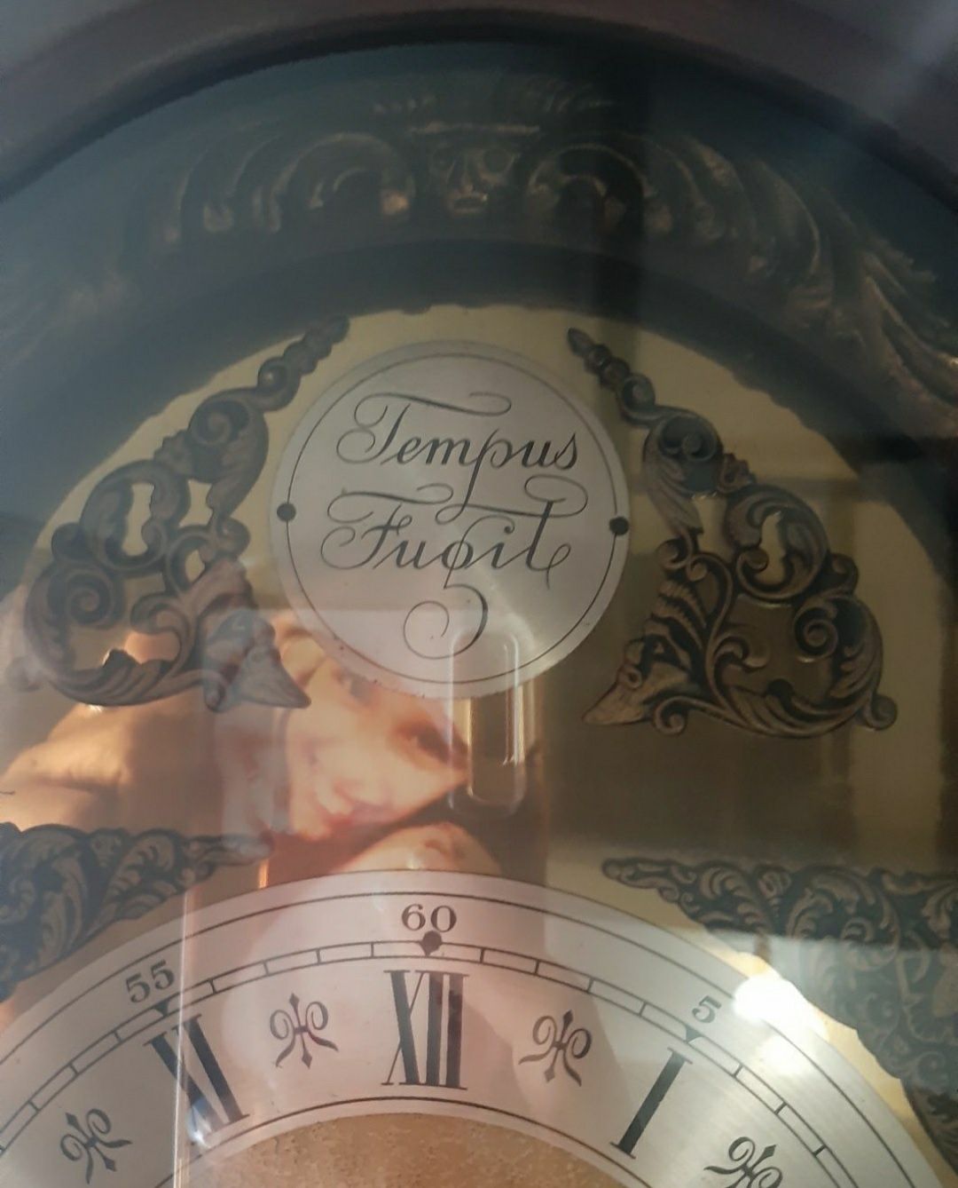 Relógio de pé tempus fugit