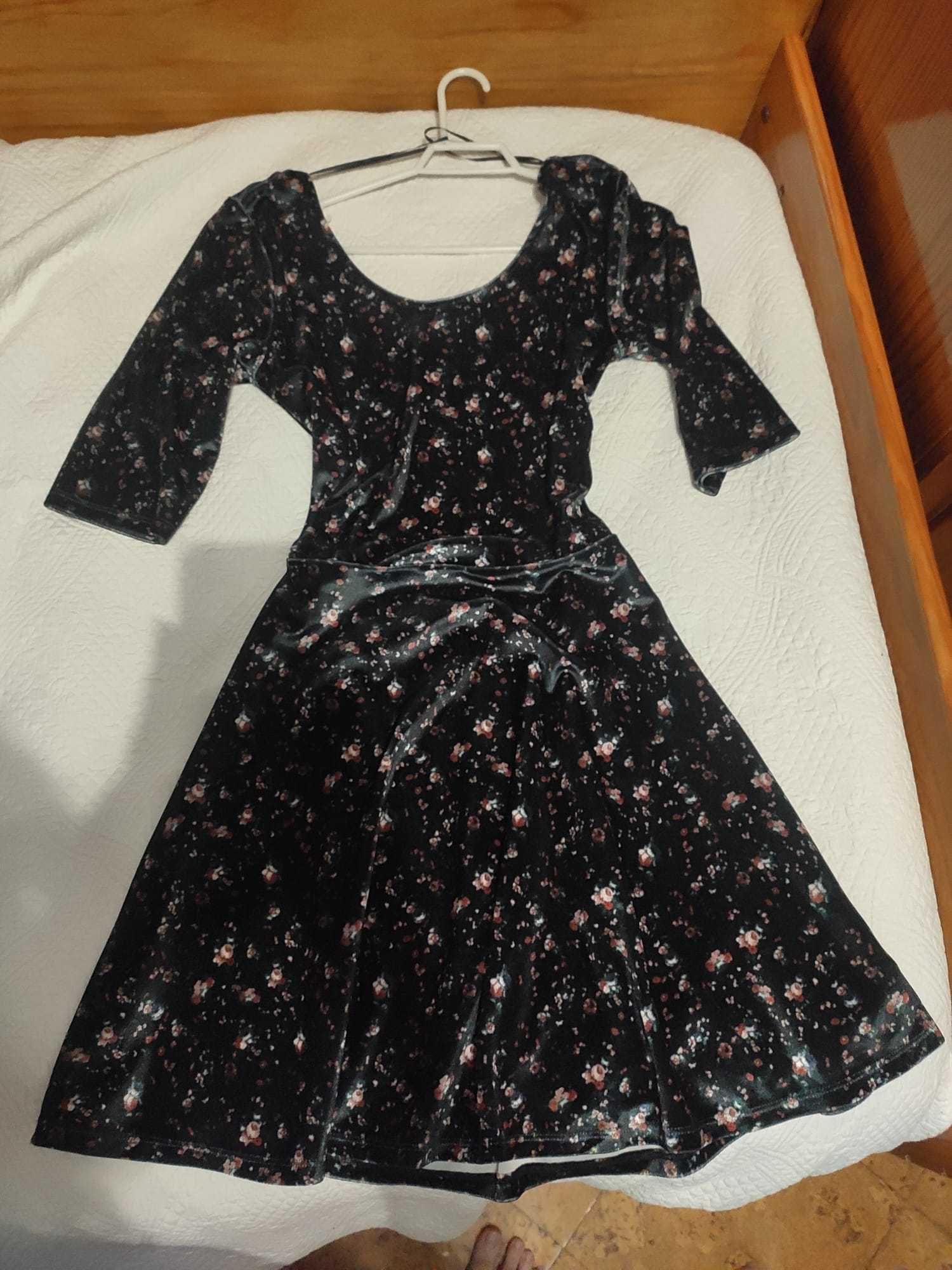 Vestido preto com padrão de flores da Chh