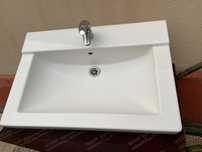 Lavatório rectangular grande com torneira HEI