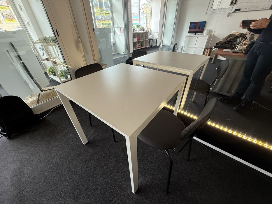 Mesa branca e 2 cadeiras