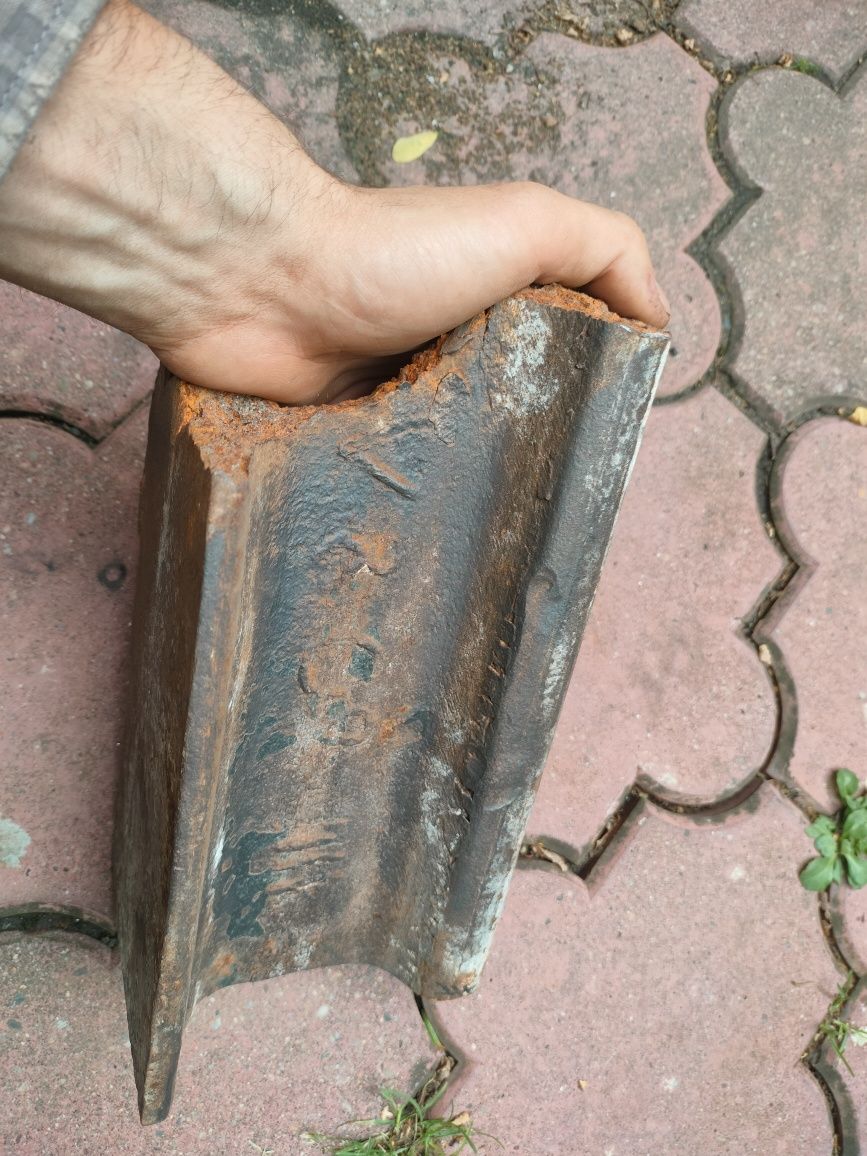 Kawałek szyny kolejowej z fragmentem cechu huty