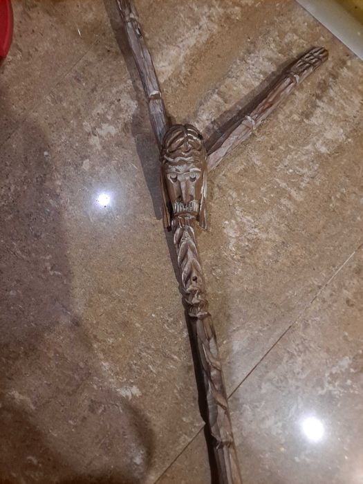 Ludowa rzeźba przedstawiająca ukrzyżowanego Jezusa