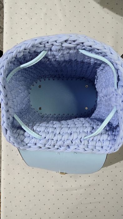 Ręcznie robiony plecak na szydełku.