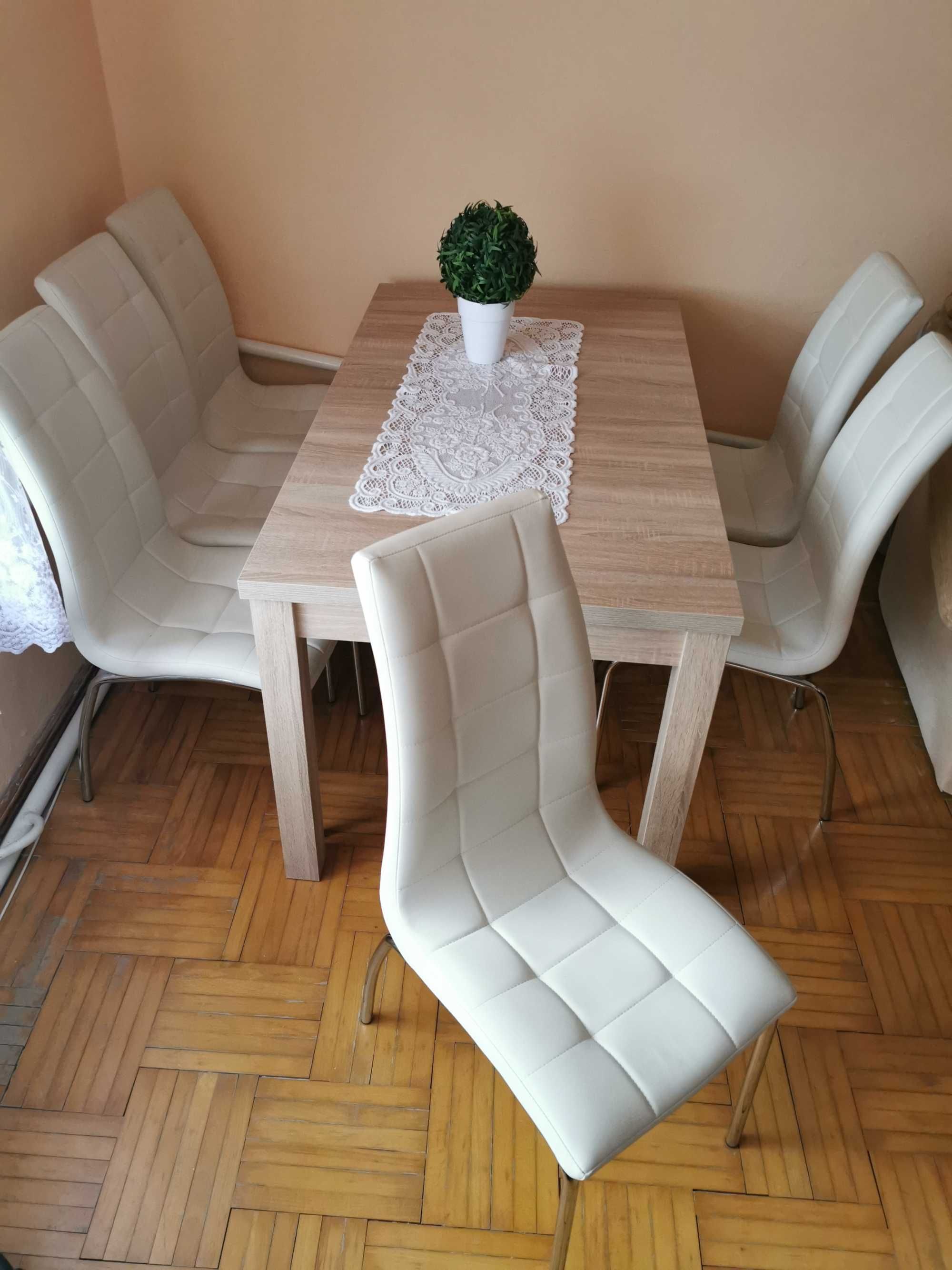 Eleganckie białe krzesła