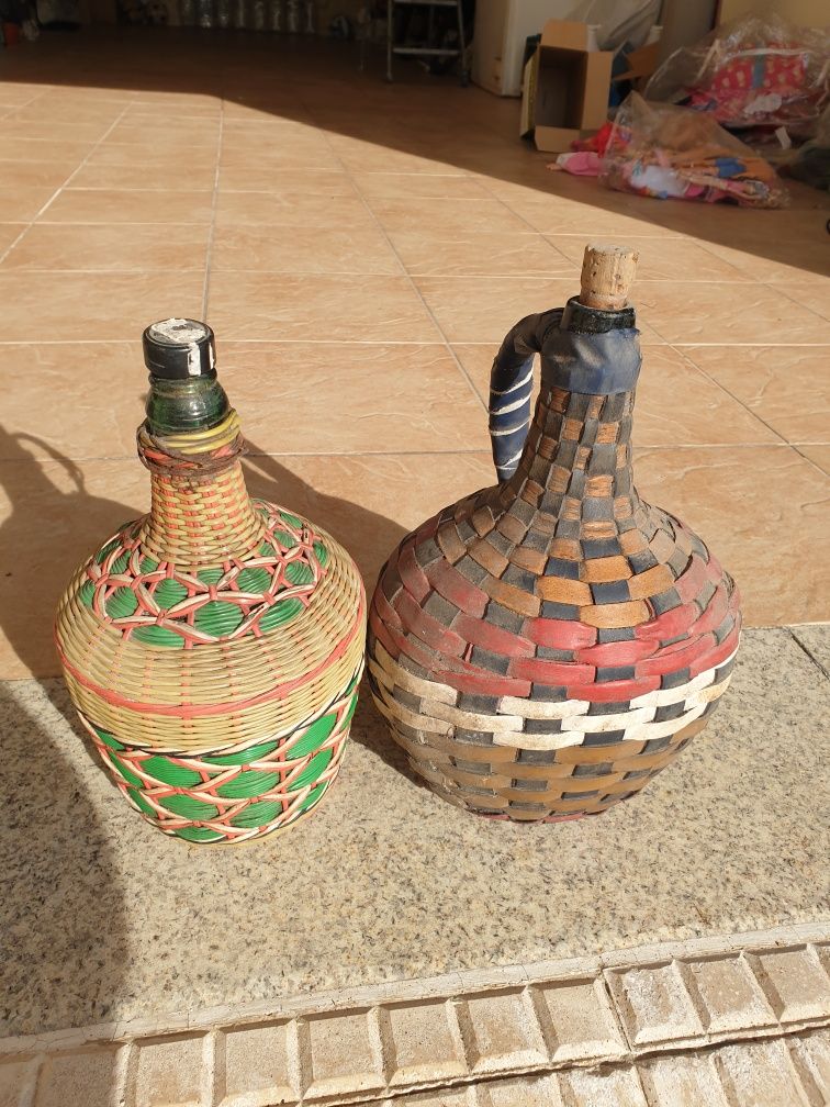 Garrafões antigos decorados