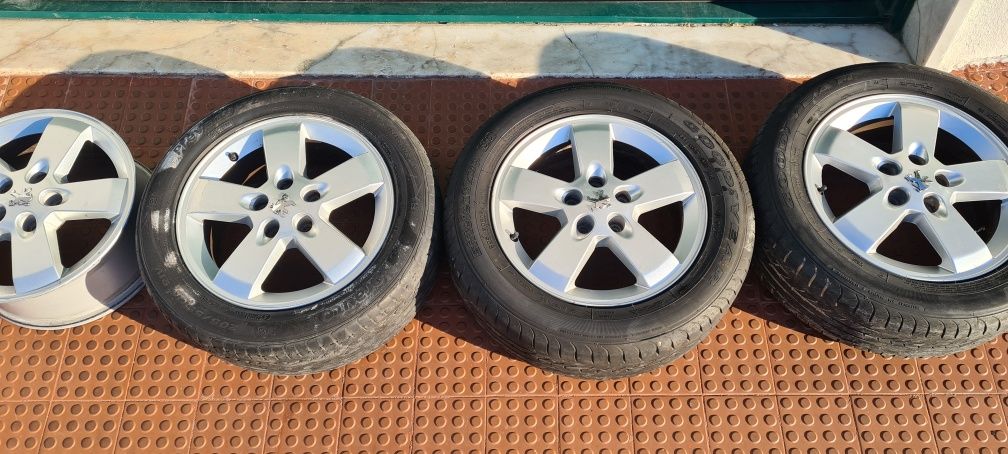 Vendo 4 jantes R16  5/108 com 2 pneus semi-novos