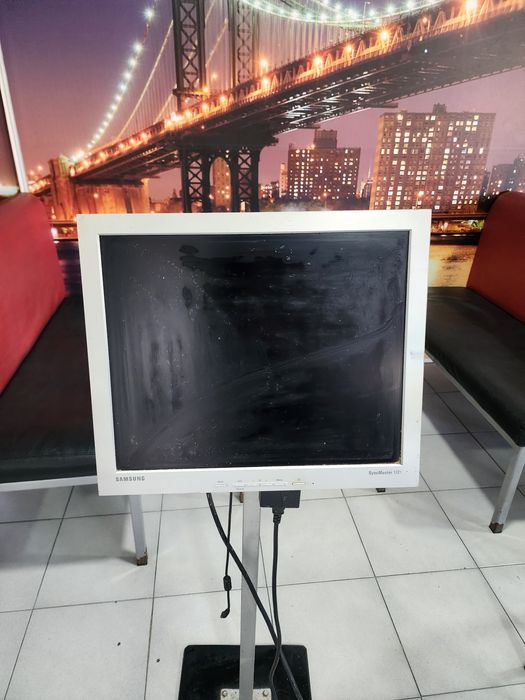 Monitor Samsung com Suporte de Pé