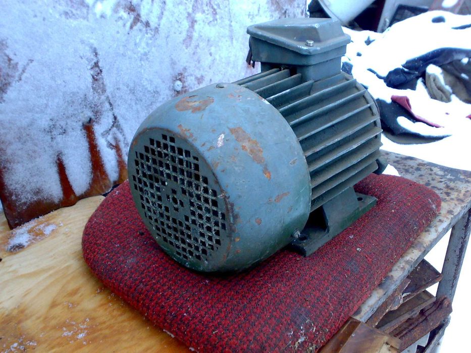 Электродвигатель 2.2 квт.1420 об.4АМ 90ЛС.25 кг.Новый.