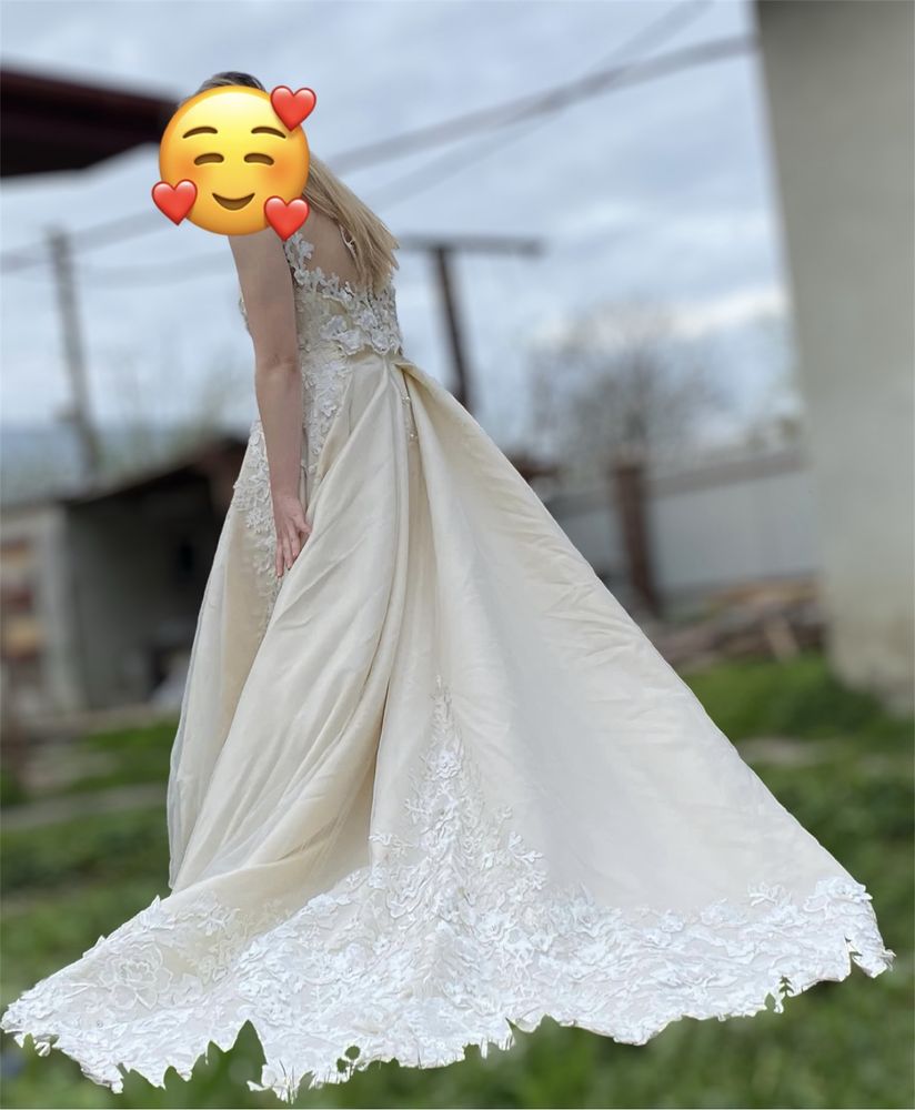 Весільне плаття з шлейфом кольору айворі