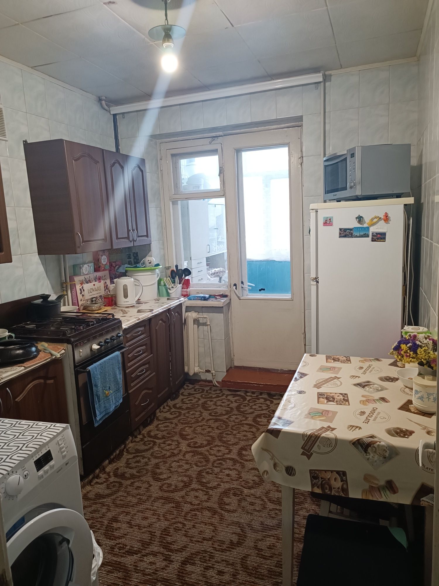 Квартира в центрі міста на середньому поверсі .