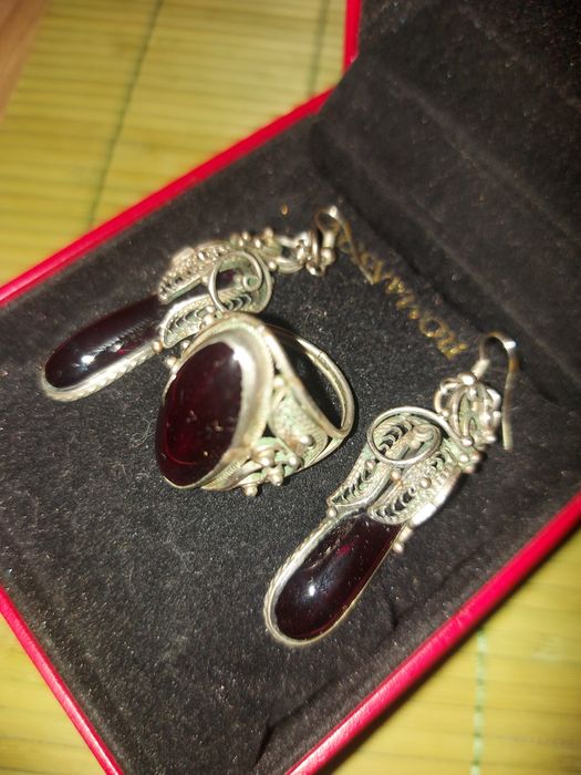 Перстень и серьги.