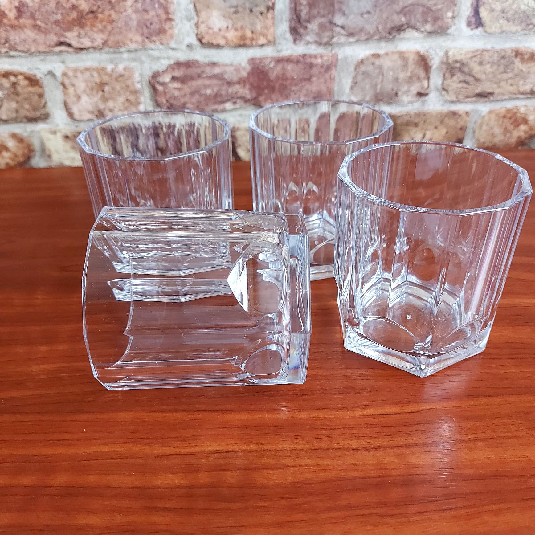 Zestaw 4 plastikowych szklanek do whisky