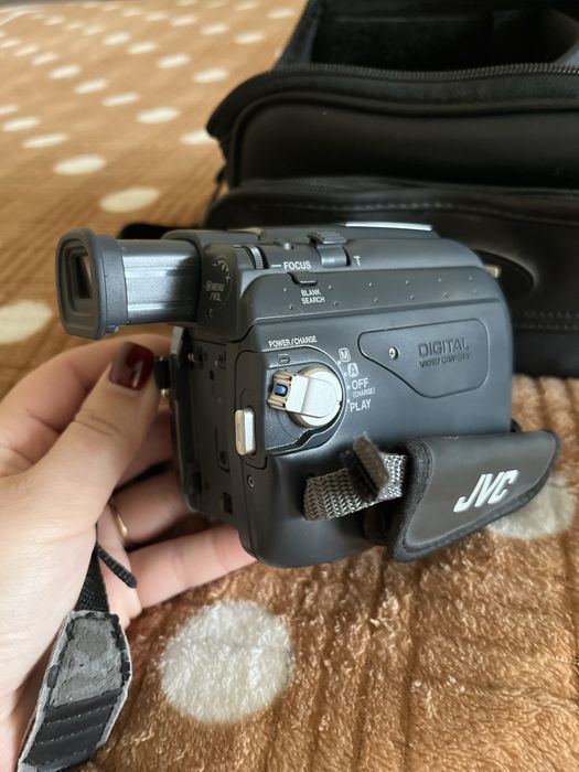 Продам видеокамеру кассетную JVC