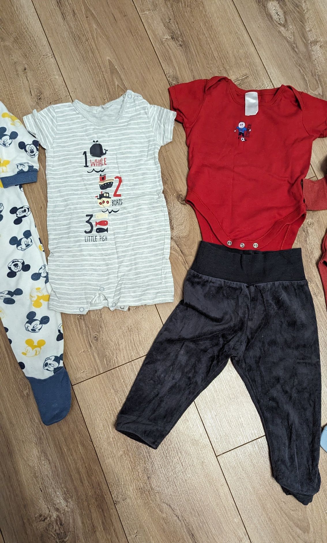 Zestaw dla chłopca 74: bluza NIKE, spodnie, body, śpiochy.