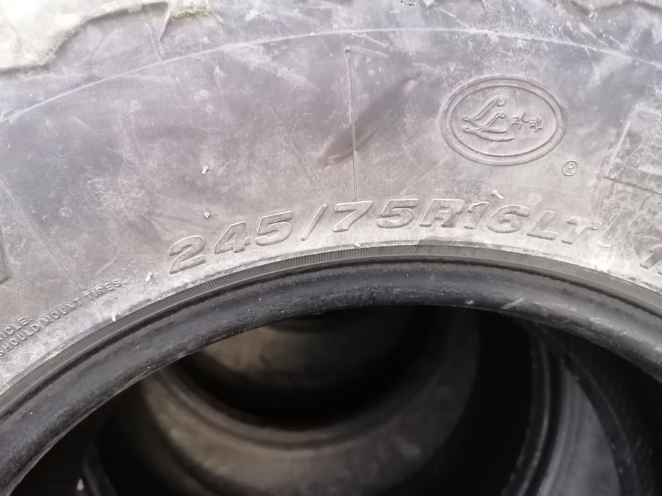 Резина болотяна в хорошому стані 245/75/16