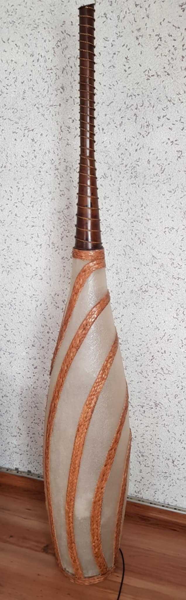 Lampa stojąca w stylu boho
