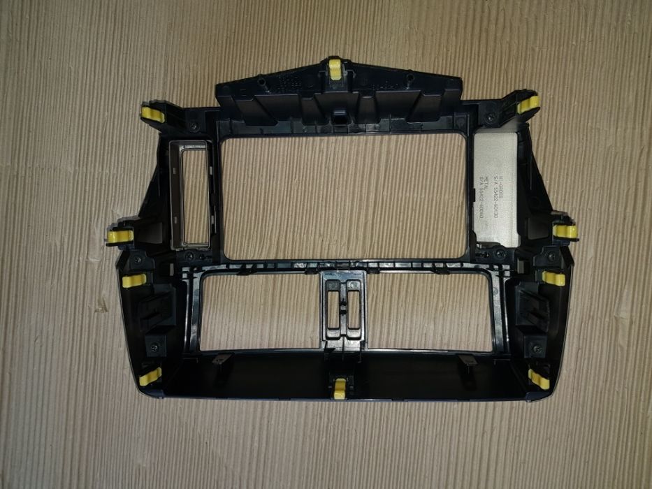 Toyota Land Cruiser 150 - ramka systemu multimedialnego