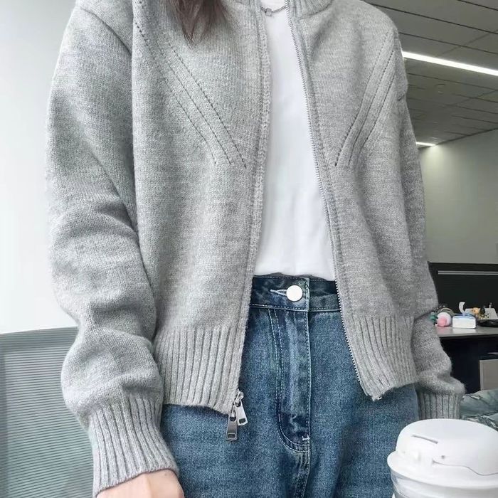 Сірий кардиган на замку
