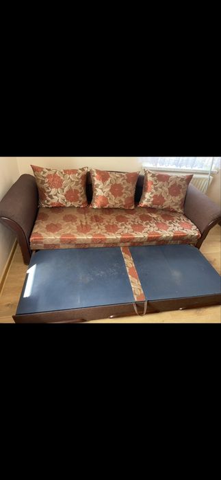 Wygodna rozkładana sofa z funkcją spania, posiada pojemniki na pościel