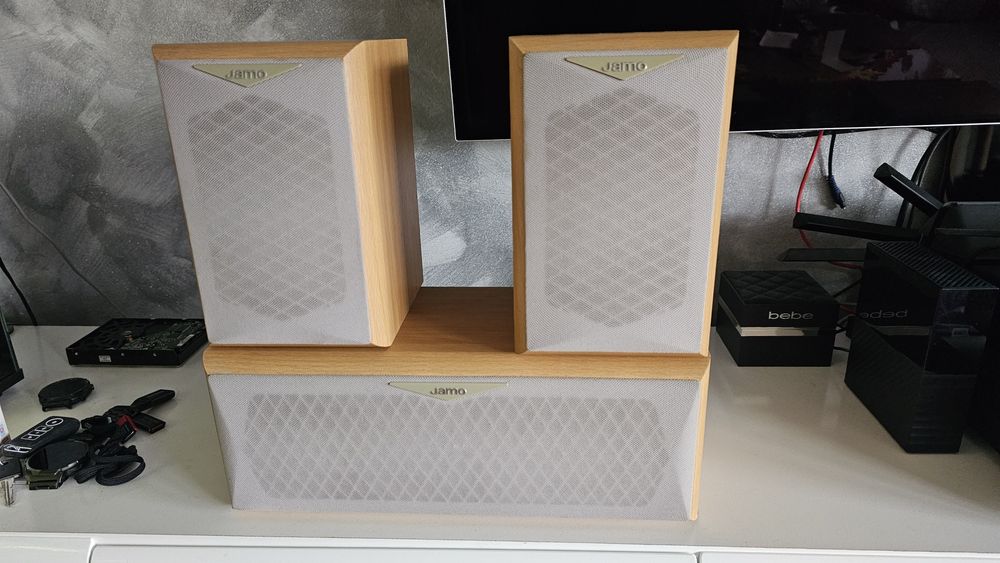 Głośniki jamo z uchwytami na satelitki