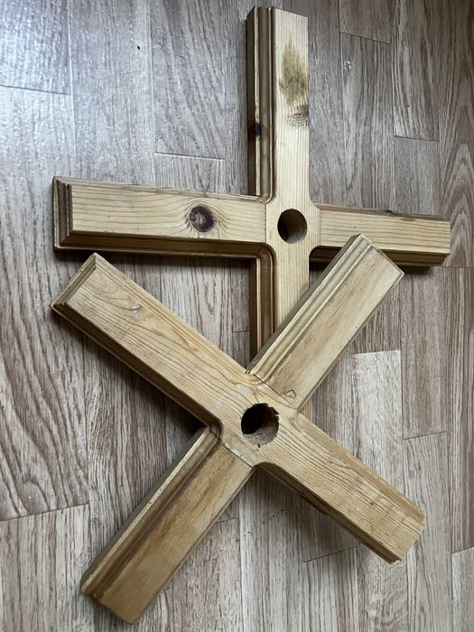 Підставка деревʼяна під ялинку