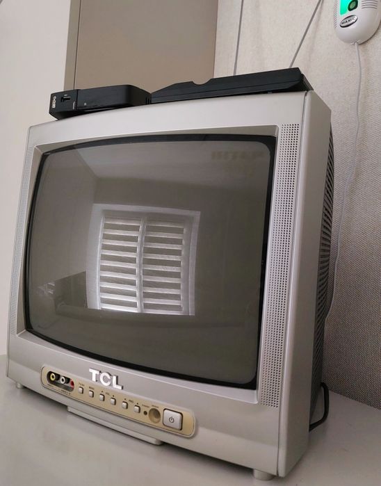 Продам телевізор TCL з приставкою Т2 і антенною