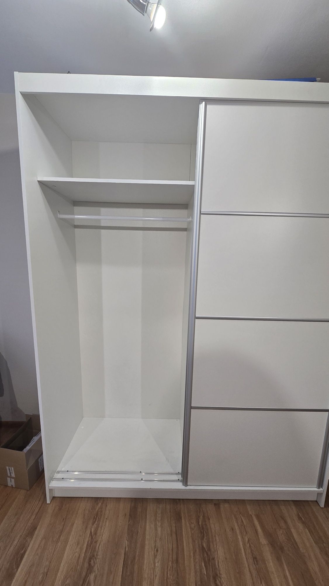 Sprzedam białą szafę z lustrem