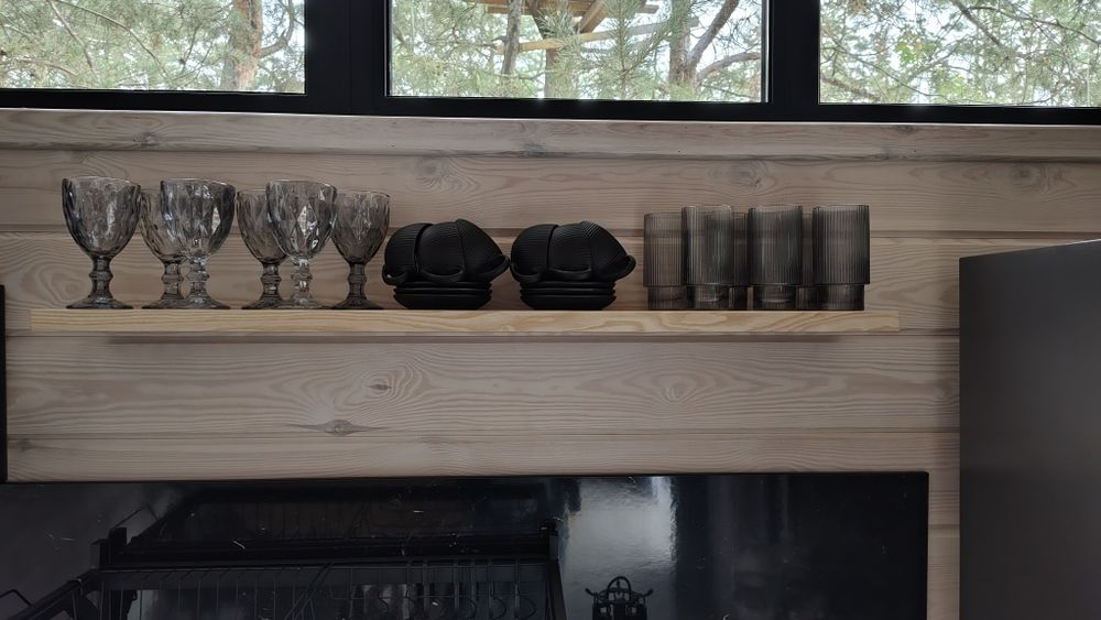 Здається подобово будиночок у лісі