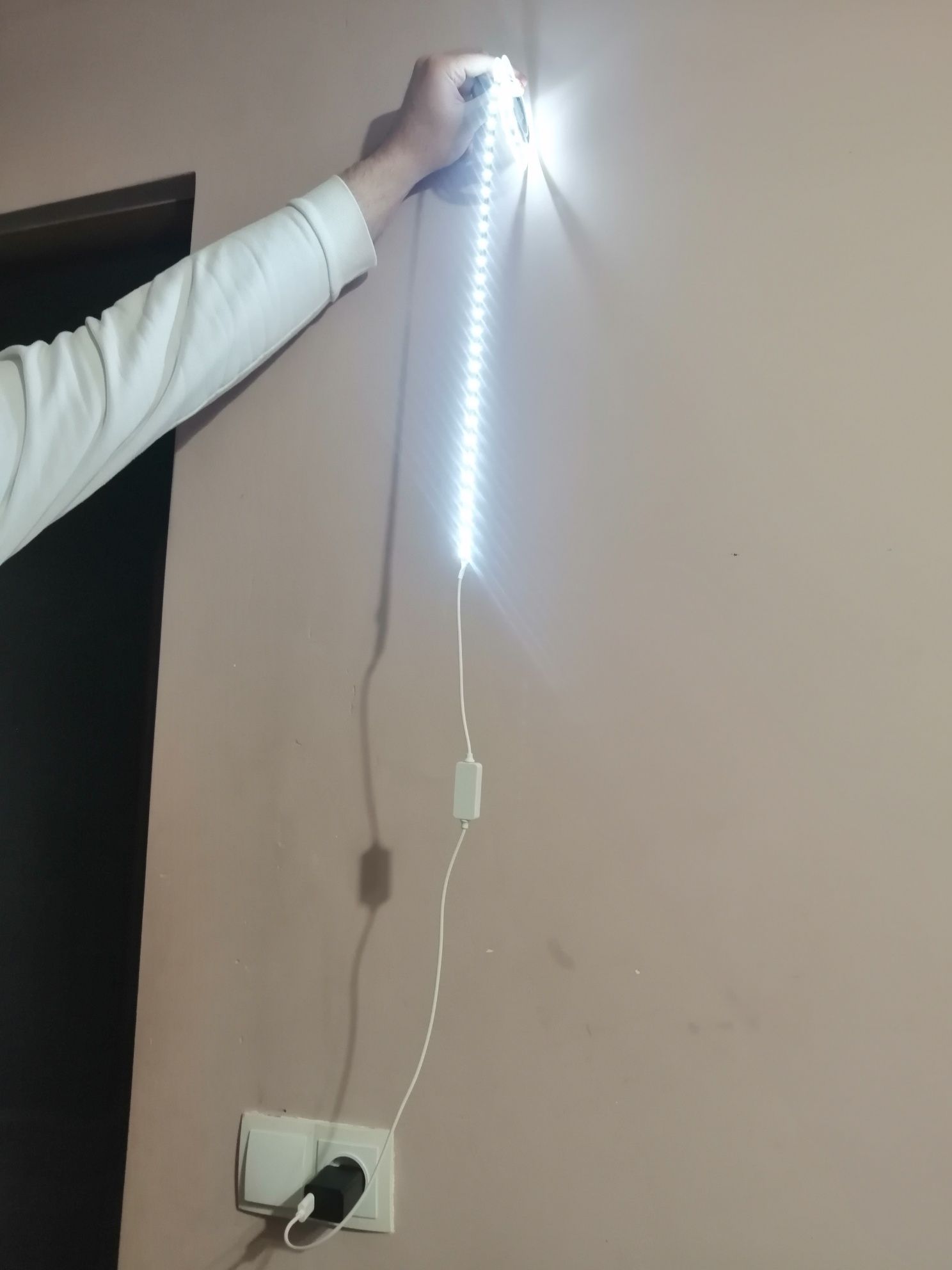 Новая самоклеющаяся LED лента 3 метра. Питание USB 5V с датчиком движе