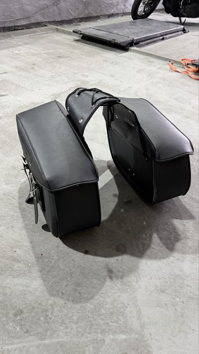 Malas de mota com fivelas, direita e esquerda