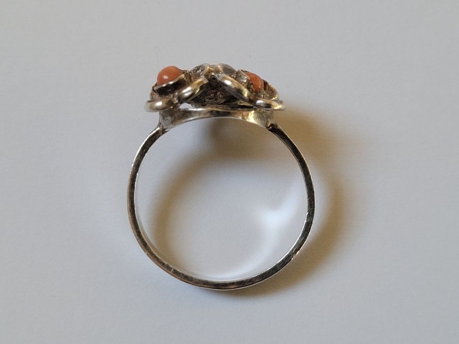 Stary pierścionek z kwiatkami i koralem