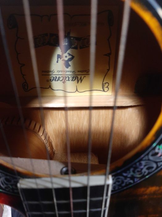 Акустическая гитара шесть струн