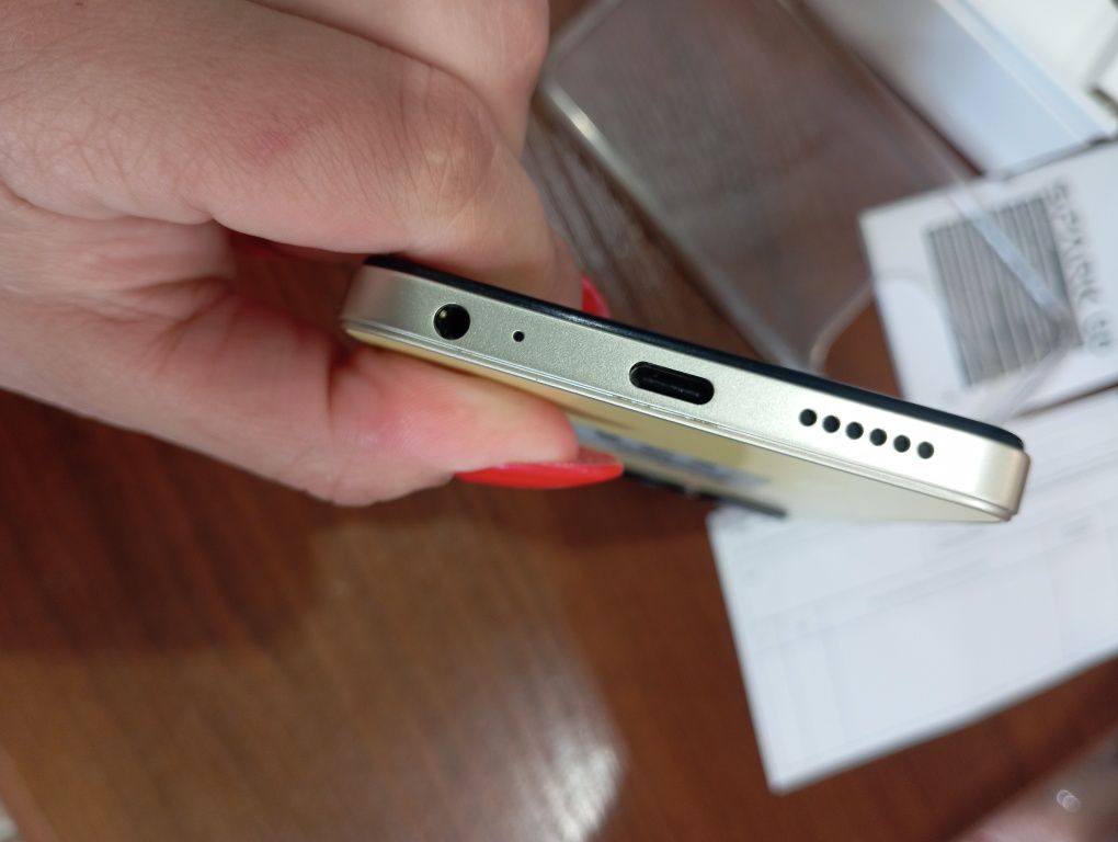 Телефон TECNO SPARK GO 2024